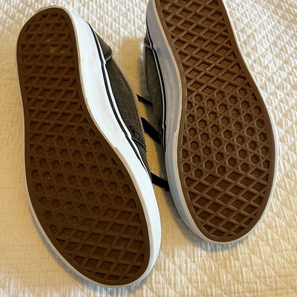 Vans in denim. Size 4 for kids. Like new condition. Stonewashed black. - Picture 6 of 7